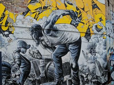 Travailleurs en noir et blanc sur fond wild style — Street art de Matthias Gephart, Felix Gephart à Berlin