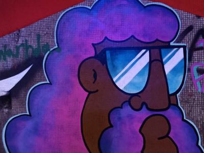 Personnage violet aux lunettes bleues — Street art à Paris