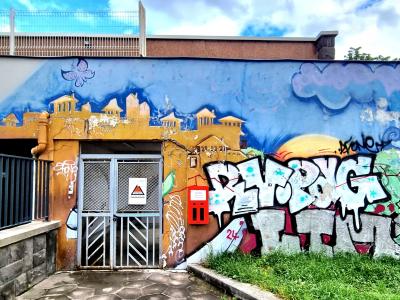 Mural paysage urbain bleu-orange — Street art à Clermont-Ferrand
