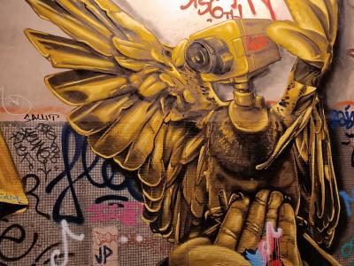 Ange doré à la caméra de surveillance — Street art à Paris
