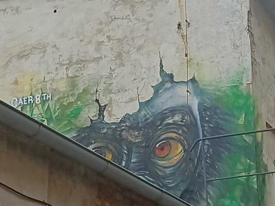 Monstre Perce le Mur — Street art de Caer8th à Prague