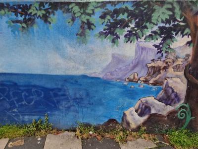 Paysage côtier aux falaises bleues — Street art à Grenoble