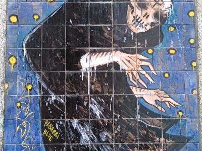 Figure macabre aux azulejos par Berri Blue — Street art de Berri blue à Porto