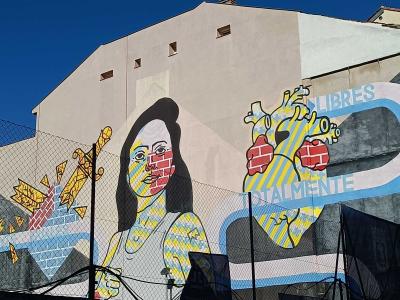 Libres totalmente, femme et murs de briques — Street art à Madrid
