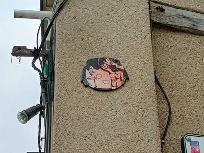 Sticker duo enlacé de Fast Freak, Angers — Street art de Fast Freak à Angers