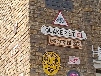 Stickers Quaker Street — Street art à London