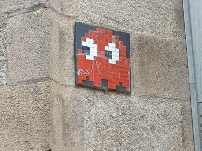 Fantôme Pac-Man rouge en mosaïque — Street art à Nantes
