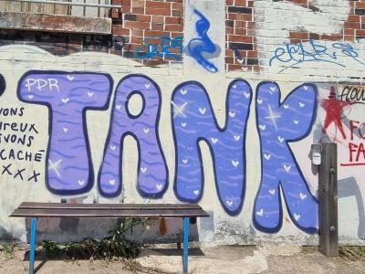 Tag 'Tank' orné de cœurs violets — Street art à Strasbourg