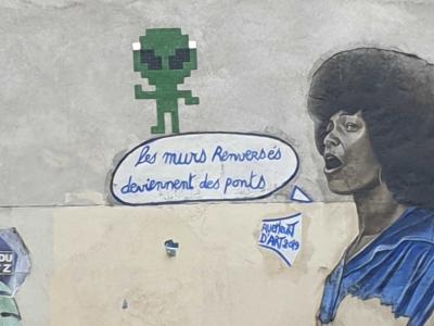 Alien message par Mr Djoul — Street art de Mr Djoul à Paris