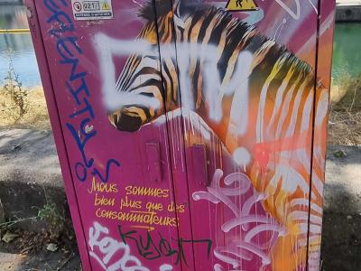 Boîte animal orange dégradé — Street art de Dan23 à Strasbourg