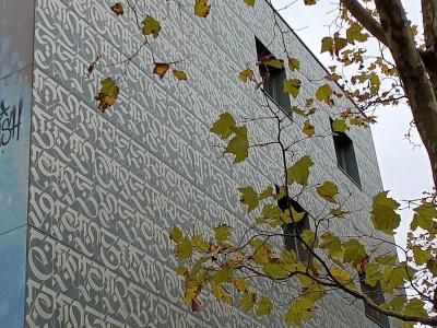 Écriture latine calligraphiée, poème W. Saroyan — Street art de Cryptik à Paris