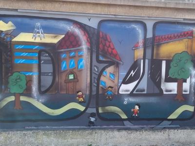 Enfants jouant au foot dans le quartier — Street art à Strasbourg