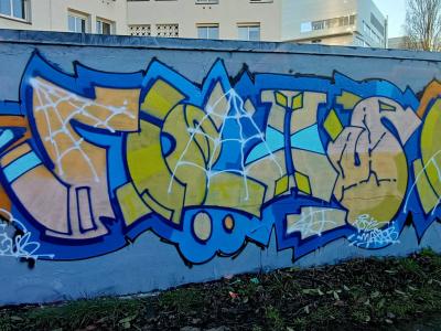 Yellow and Blue Piece with a Star — Street art in Nantes