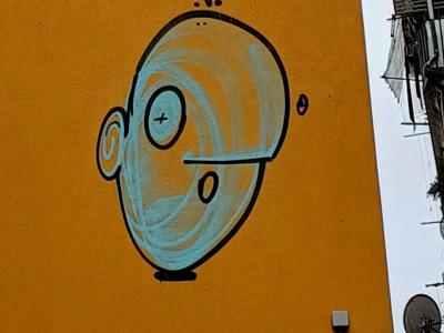 Visage bleu sur fond jaune — Street art à Porto