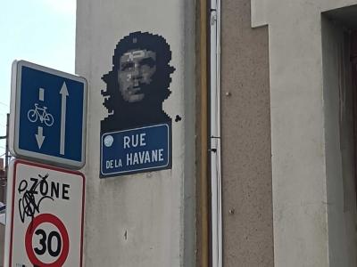 Che above Rue de la Havane — Street art by Mifamosa in Nantes