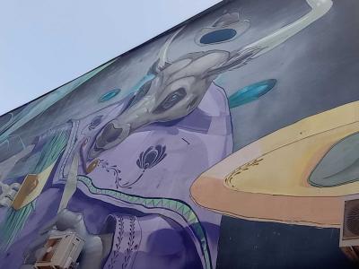 Taureau Cosmique en Costume Folk — Street art à Budapest