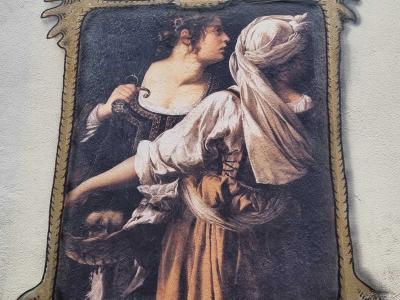 Judith et sa servante en cadre doré — Street art de Codex Urbanus à Clermont-Ferrand