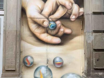 Mains d'Enfant et Billes par Apaiz — Street art à Strasbourg