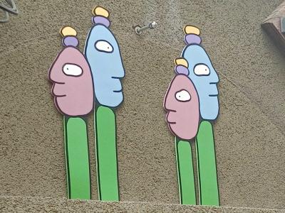Duo de personnages totémiques naïfs — Street art de Chinelo à Prague