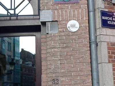 The rainbow tile of rue Chaufferette — Street art in Bruxelles