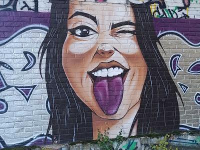 Femme tirant la langue — Street art à Rennes