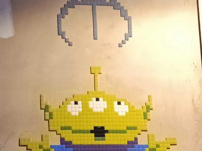 Alien Toy Story en mosaïque pixel art — Street art de Zigom à Paris
