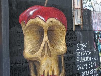 Apple Skull, Critique of Agribusiness — Street art by MÜCKE32 in Berlin