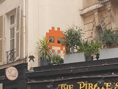 Space Invader orange par A2 — Street art de Invader, A2 à Paris