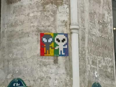 Duo d'aliens en mosaïque par Mr Djoul — Street art de Mr Djoul à Paris