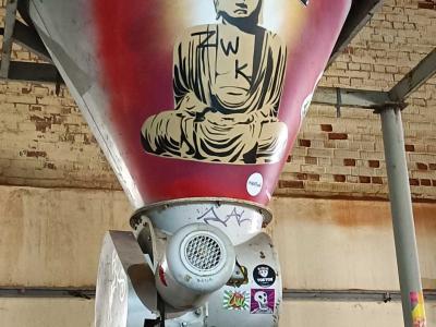 Bouddha sur trémie de silo — Street art à Berlin