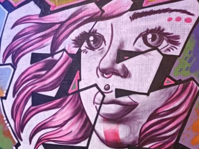 Visage féminin intégré au lettrage graffiti — Street art à Paris