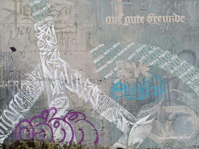 Gothic Calligraphy - Auf gute Freunde — Street art in Berlin