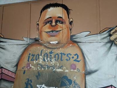 Portrait humoristique de l'homme d'Izolators — Street art à Rīga