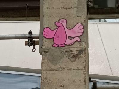 Oiseau sticker rose — Street art à Nantes