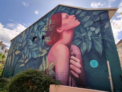 Femme aux cheveux rouges par Graffmatt — Street art de GRAFFMATT à Nantua