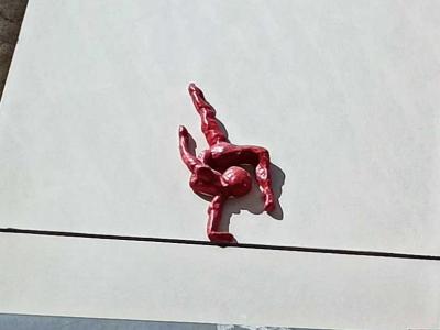 Figurine acrobate rouge à Paris — Street art à Paris