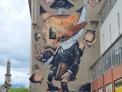 Renard en costume, fresque monumentale — Street art de Veks Van Hillik à Grenoble