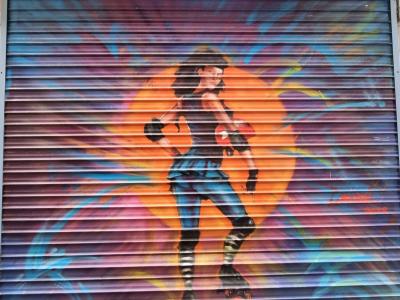 Rollerseuse dynamique sur rideau de fer — Street art à Clermont-Ferrand