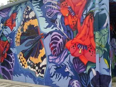 Grand papillon et fleurs tropicales rouges — Street art à Prague