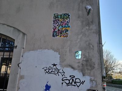 Sticker coloré rues de Vannes — Street art à Vannes