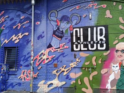 Fresque colorée du Club Athleten Berlin — Street art à Berlin