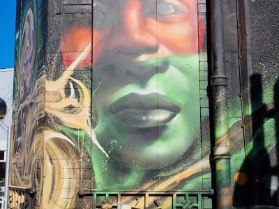 Portrait monumental au ciel bleu — Street art à Clermont-Ferrand