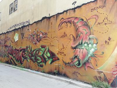 Long mur beige couvert de graffitis Toronto