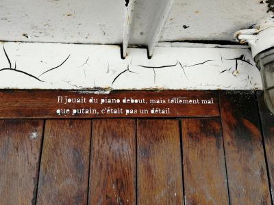 Il jouait du piano debout, mais tellement mal que putain, c'était pas un détail