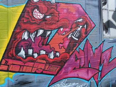 Monstre rouge aux dents — Street art à Rennes