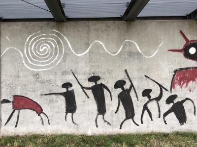 Silhouettes tribales en mouvement — Street art à Kiel
