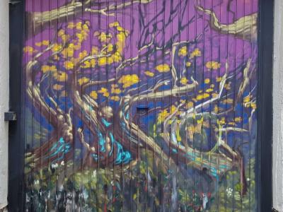 Arbre torsadé sous un ciel violet — Street art à Clermont-Ferrand