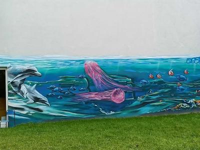 Les dauphins et les méduses roses — Street art à Berlin