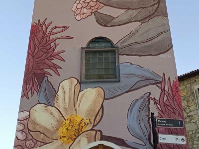 Fleurs et feuilles épurées — Street art de Pastel à Vila Nova de Gaia