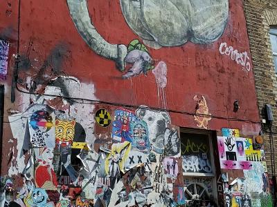 Créature Cranio murale rouge — Street art à London